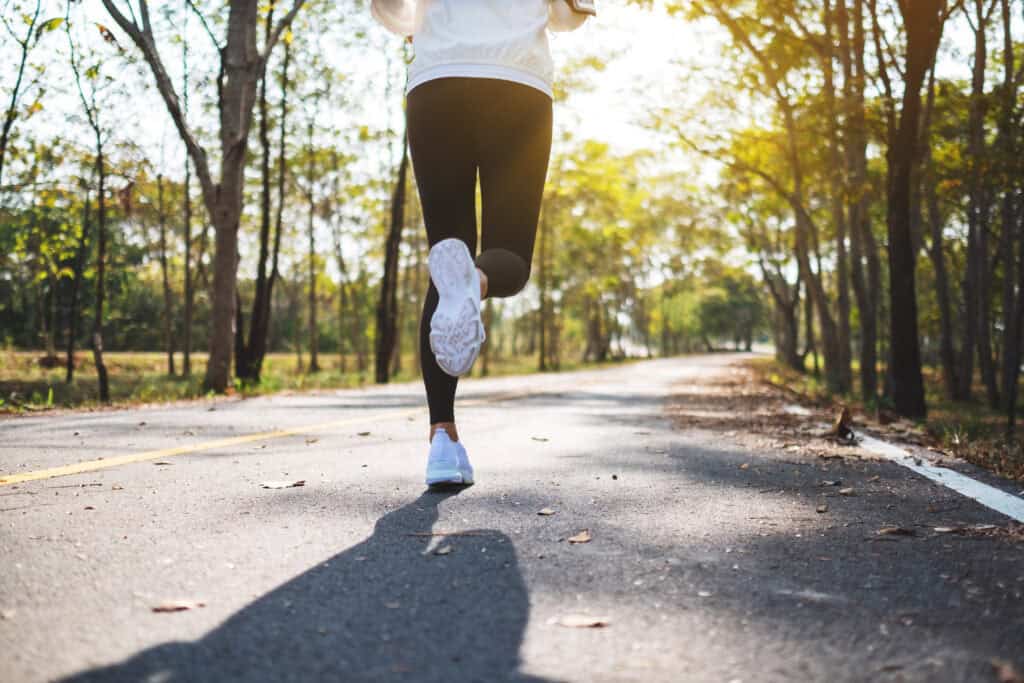 היא רצה על כביש יער סלול, לבושה במכנסי טייץ שחורים ונעלי ריצה לבנות, נהנית מאור השמש ומהאוויר הצח, מוצאת ביטחון עצמי ומרוממת את דימוי עצמי עם כל צעד.