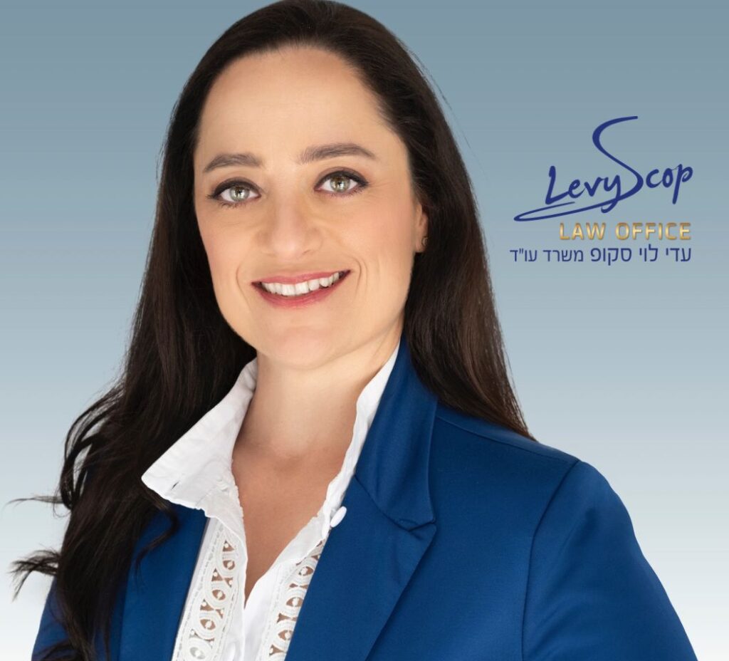 אישה לבושה בבלזר כחול וחולצה לבנה מחייכת למצלמה. הלוגו של עדי לוי סקופ - משרד עו"ד נראה בפינה הימנית העליונה.